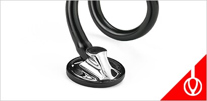 3M Littmann Master Kardiologi stetoskop på en hvit bakgrunn.
