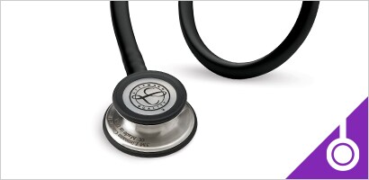 3M Littmann Classic III stetoskop på en hvit bakgrunn.
