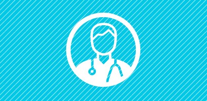 Sirkelformet hvitt ikon av kliniker med Littmann-stetoskop på en cyan bakgrunn.
